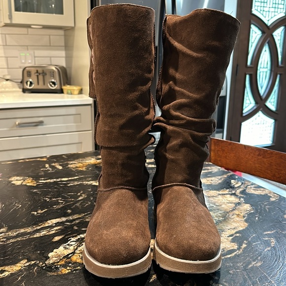 Skechers Australia Boots 👢 - Picture 3 of 8